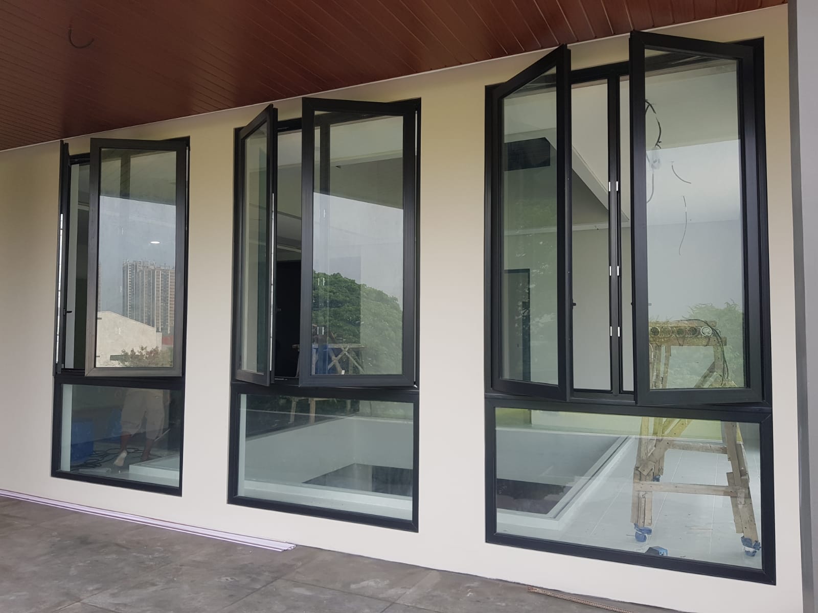 Jendela bukaan samping dengan panel kaca tetap di bagian bawah.