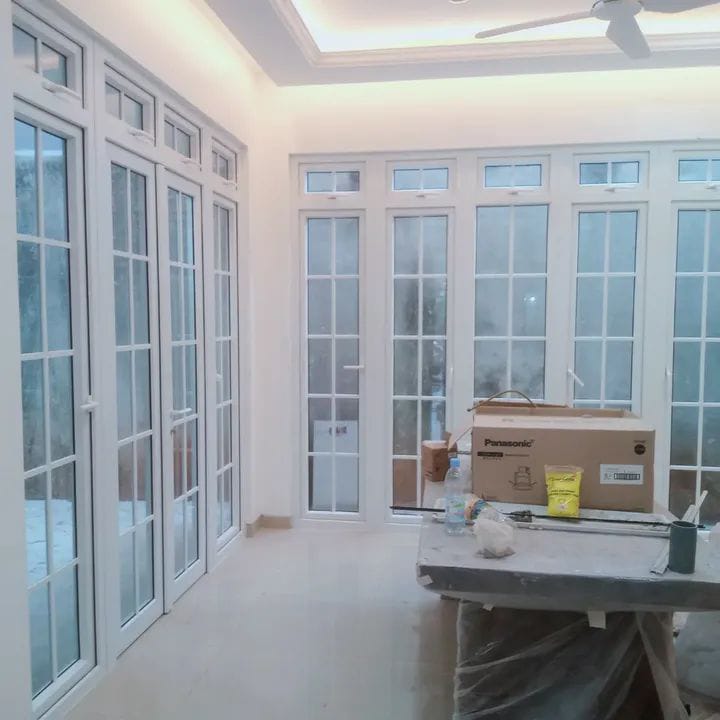 Kombinasi pintu dan jendela berprofil putih untuk ruang interior.