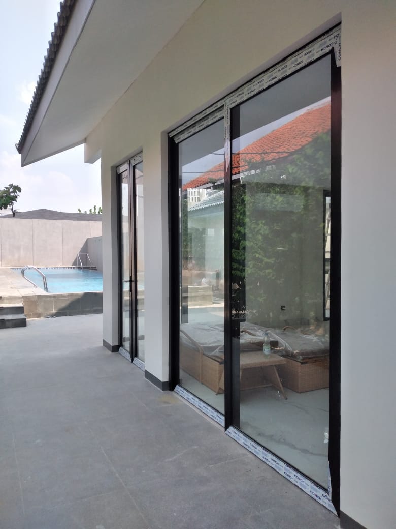 Pintu geser untuk akses menuju area teras dan kolam.